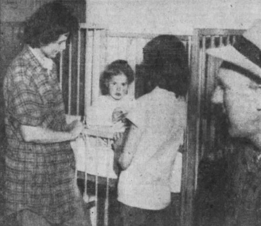 La petite Ida Mae avec ses parents et sa soeur, après qu'elle fut secourue The Courier, Waterloo (Iowa), 5 Juillet 1955